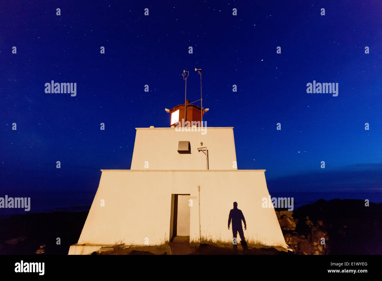 Eine Silhouette zeichnet sich im Gegensatz zum Amphrite Leuchtturm entlang der Wild Pacific Trail befindet sich in Ucluelet. Stockfoto