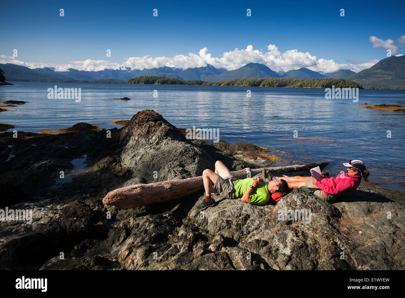 Ein paar entspannt vor dem Abendessen nach einem Tag Kajakfahren in der Broken-Insel-Gruppe.  Dodd Insel Barkley Sound Vancouver Island Stockfoto
