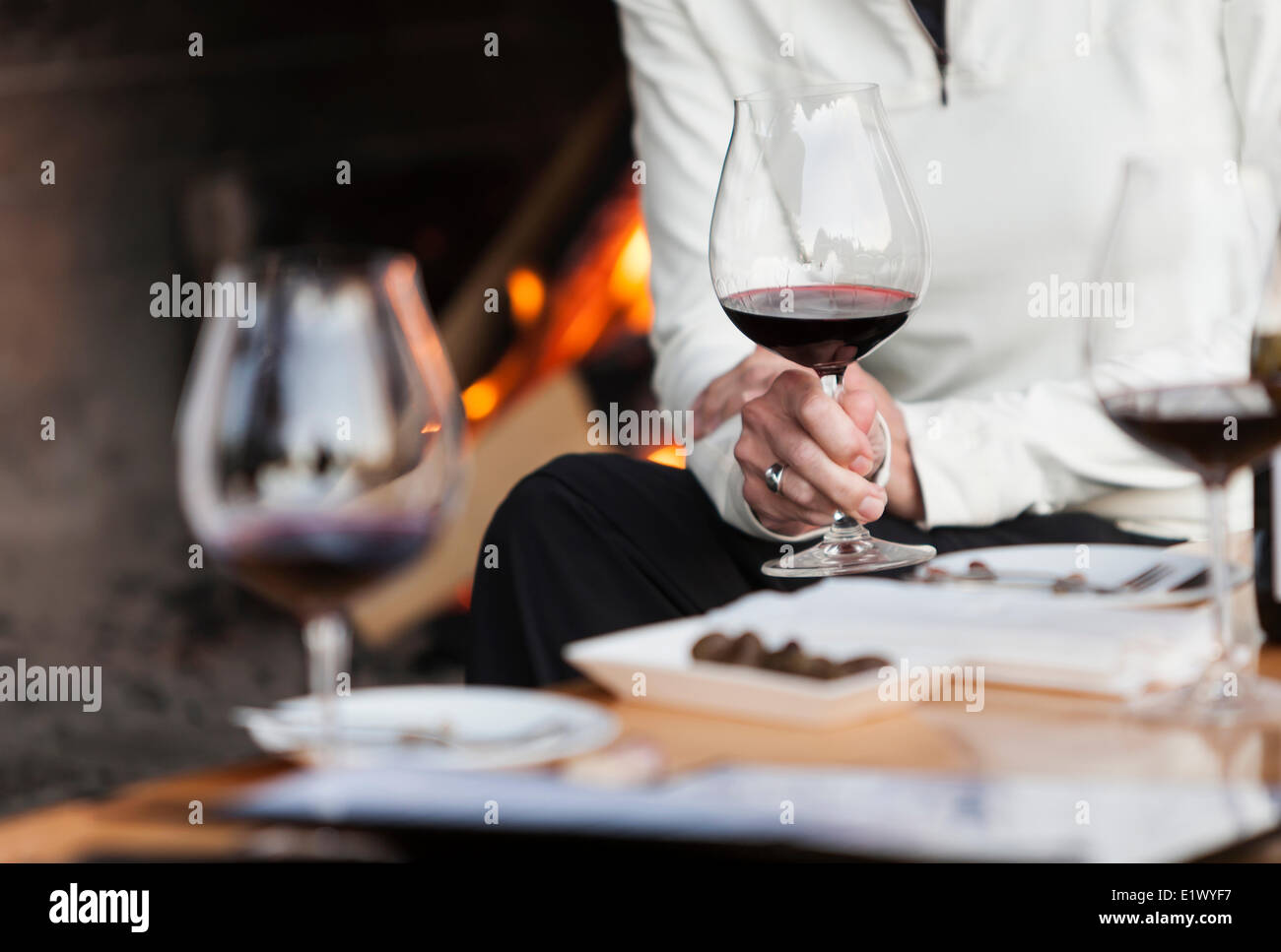 Freunde versammeln sich über einem Glas Wein Vorspeisen, während Essen in Sobo ein gehobenes lokal in Tofino ist.  Tofino, Vancouver Stockfoto