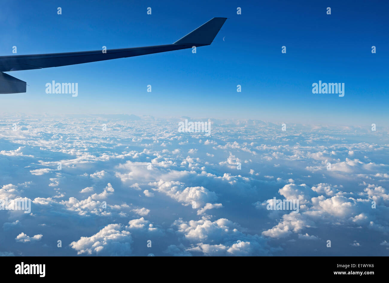 Antenne, Wolken, fliegen, Neumond, Flugzeugflügel während des Fluges, Stockfoto