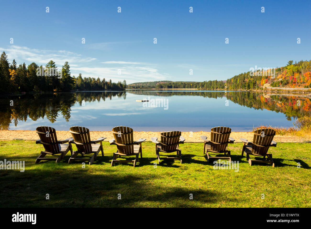 Muskoka Stühle, See von zwei Flüssen, Killarney Lodge, Algonquin Provincial Park, Ontario, Kanada Stockfoto