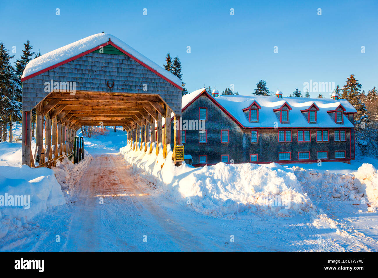 Überdachte Brücke und Mühle im Winter, Hunter River, Prince Edward Island, Kanada Stockfoto