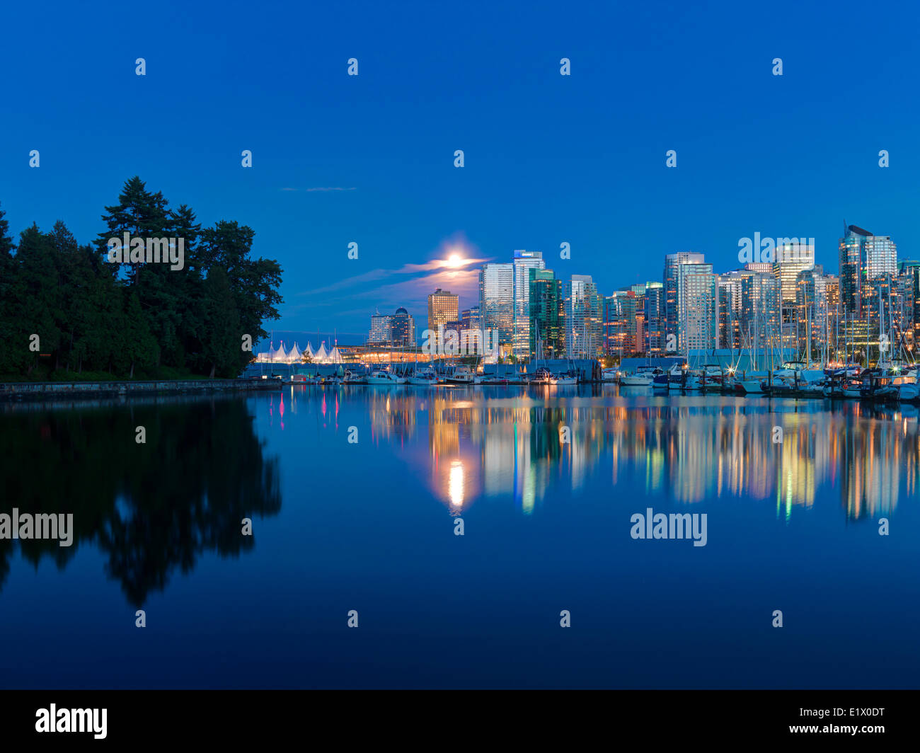 Volle Mondaufgang über Vancouver Coal Harbour, Vancouver, Britisch-Kolumbien, Kanada Stockfoto