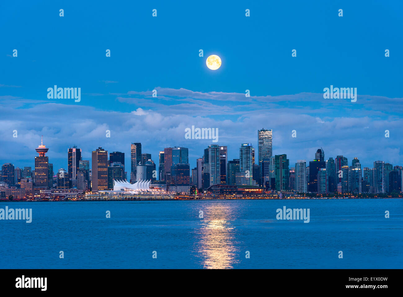 Einstellung der Vollmond über Skyline, Vancouver, Britisch-Kolumbien, Kanada Stockfoto
