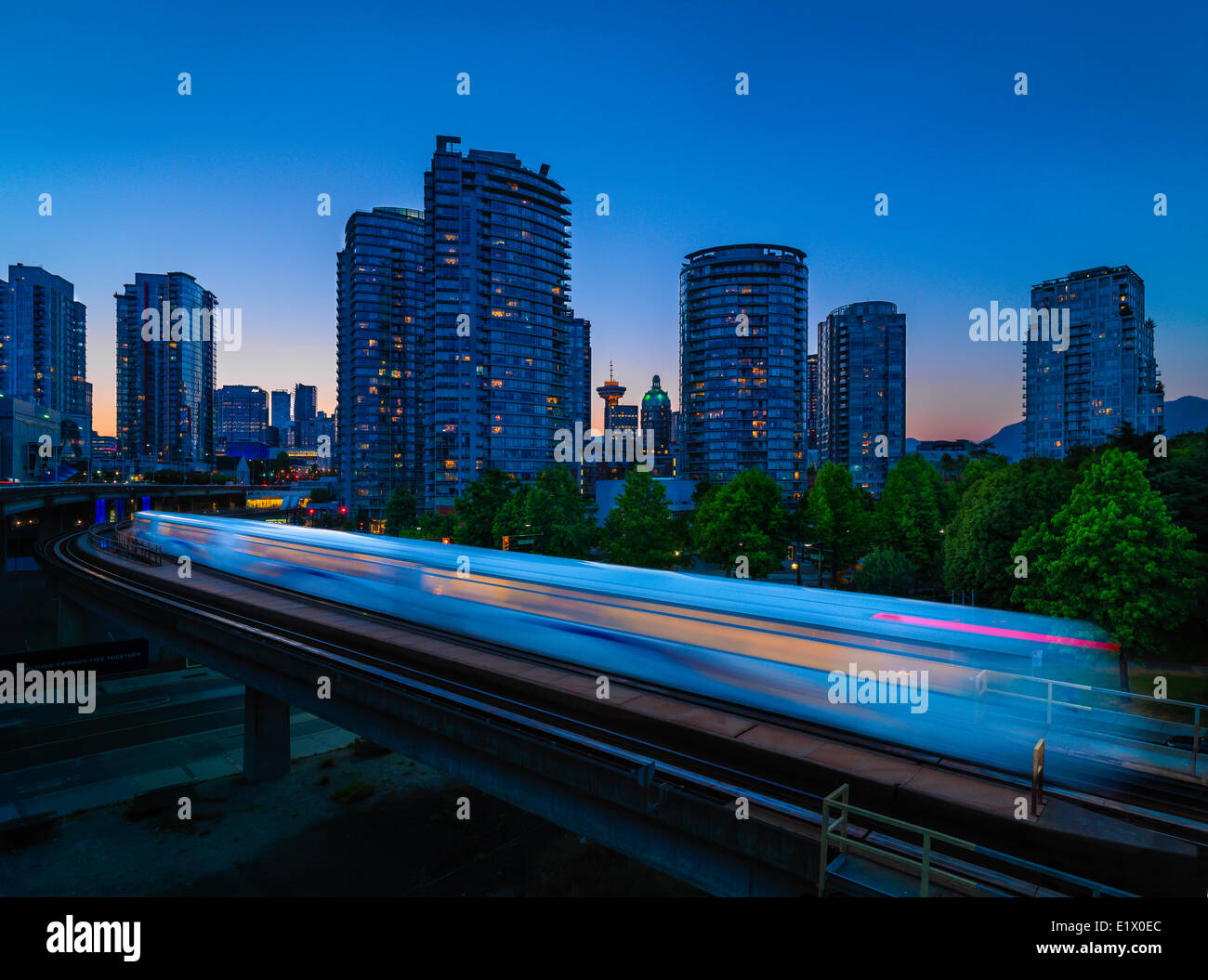 Sky-Train in der Abenddämmerung, Vancouver, Britisch-Kolumbien, Kanada Stockfoto