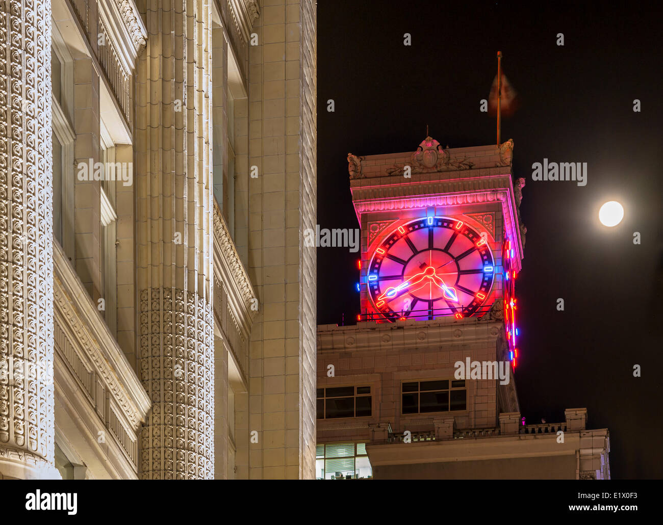 Vancouver-Block Clock Tower und der Hudson Bay Gebäude in der Nacht mit 3/4 Mond, Vancouver, Britisch-Kolumbien, Kanada Stockfoto