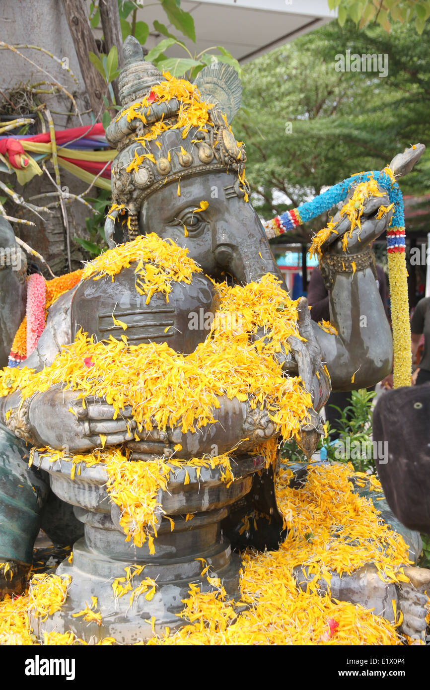 Songkran Tag Traditionen Wasser für Ganesh-Statue im Tempel. Stockfoto