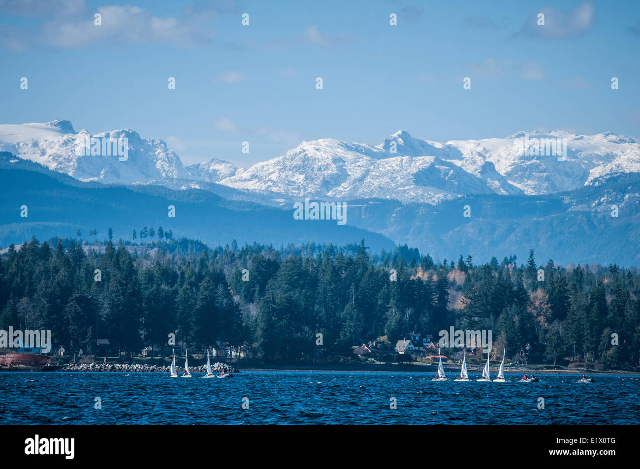 Ein Blick auf den Comox Gletscher mit einer Reihe von Segeljollen geschleppt in den Vordergrund, Courtenay, Britisch-Kolumbien, Kanada Stockfoto