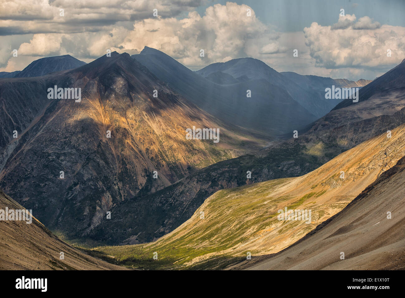 Jones-Pass wird hier mit einem Platzregen fallen Luž Wolken gesehen. Dieser Bereich befindet sich den Yukon Coast Mountains ist ungefähr 25 Stockfoto