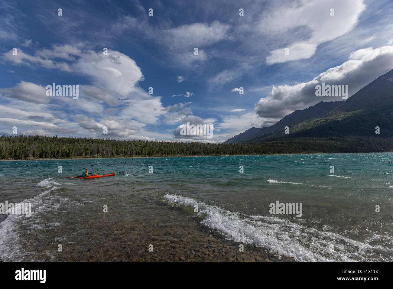 Person Kajak auf Kathleen Lake mit Thron des Königs auf der anderen Seite des Sees, Kluane National Park, Yukon. Stockfoto