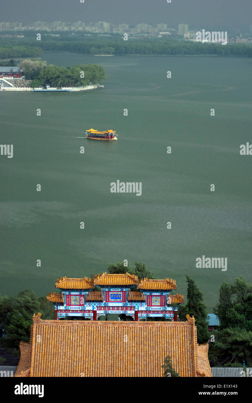 Traditionelles Boot die Touristen am Kunming-See im Summer Palace, Beijing Stockfoto