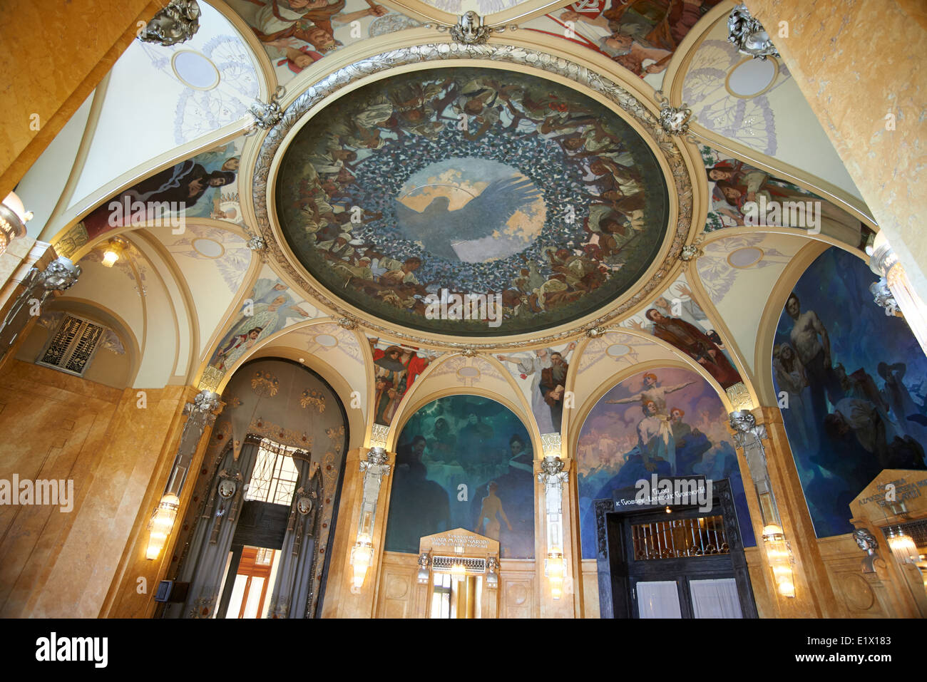 Decke Dekoration (Wandmalereien) in der Halle des Oberbürgermeisters im Gemeindehaus von Alfons Mucha (Jugendstil), Prag Tschechische Republik Stockfoto