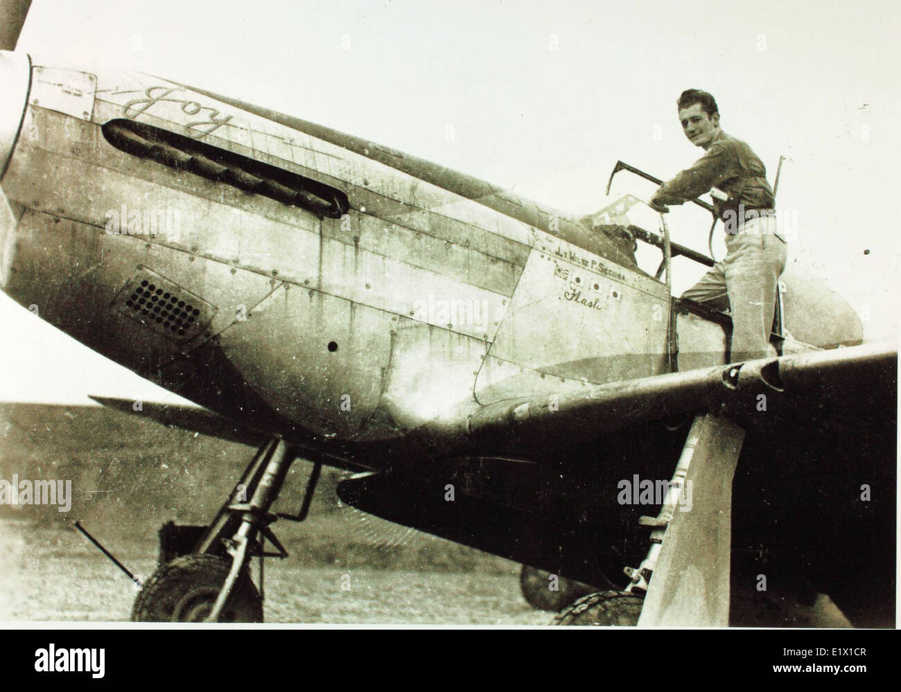 Der nordamerikanische P-51 Mustang war einer der legendärsten Kämpfer des Zweiten Weltkriegs, bekannt für seine große Reichweite und außergewöhnliche Leistung. Die 75th Fighter Squadron, 23rd Fighter Group, 14th Air Force, betreibt diese Flugzeuge im Pazifik und führte von 1941 bis 1945 kritische Missionen durch. Diese Geschwader spielten eine Schlüsselrolle bei der Begleitung von Bombern und bei der Durchführung von Luftüberlegenheitsmissionen. Stockfoto