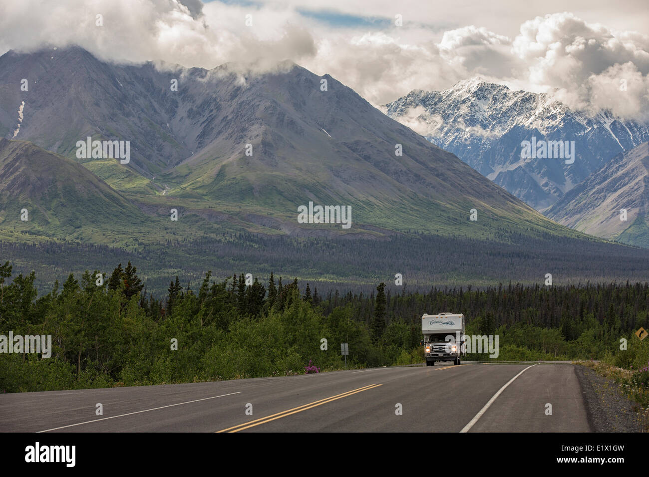Ein Freizeit-Fahrzeug fährt auf dem Haines Highway in der Nähe von Haine Junction Yukon. Der St. ELias Mountains im Kluane National Stockfoto