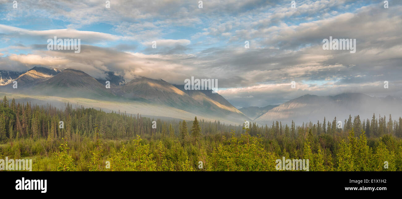 Morgenlicht und Wolken im Kluane National Park in der Nähe von Haines Junction, Yukon. Stockfoto