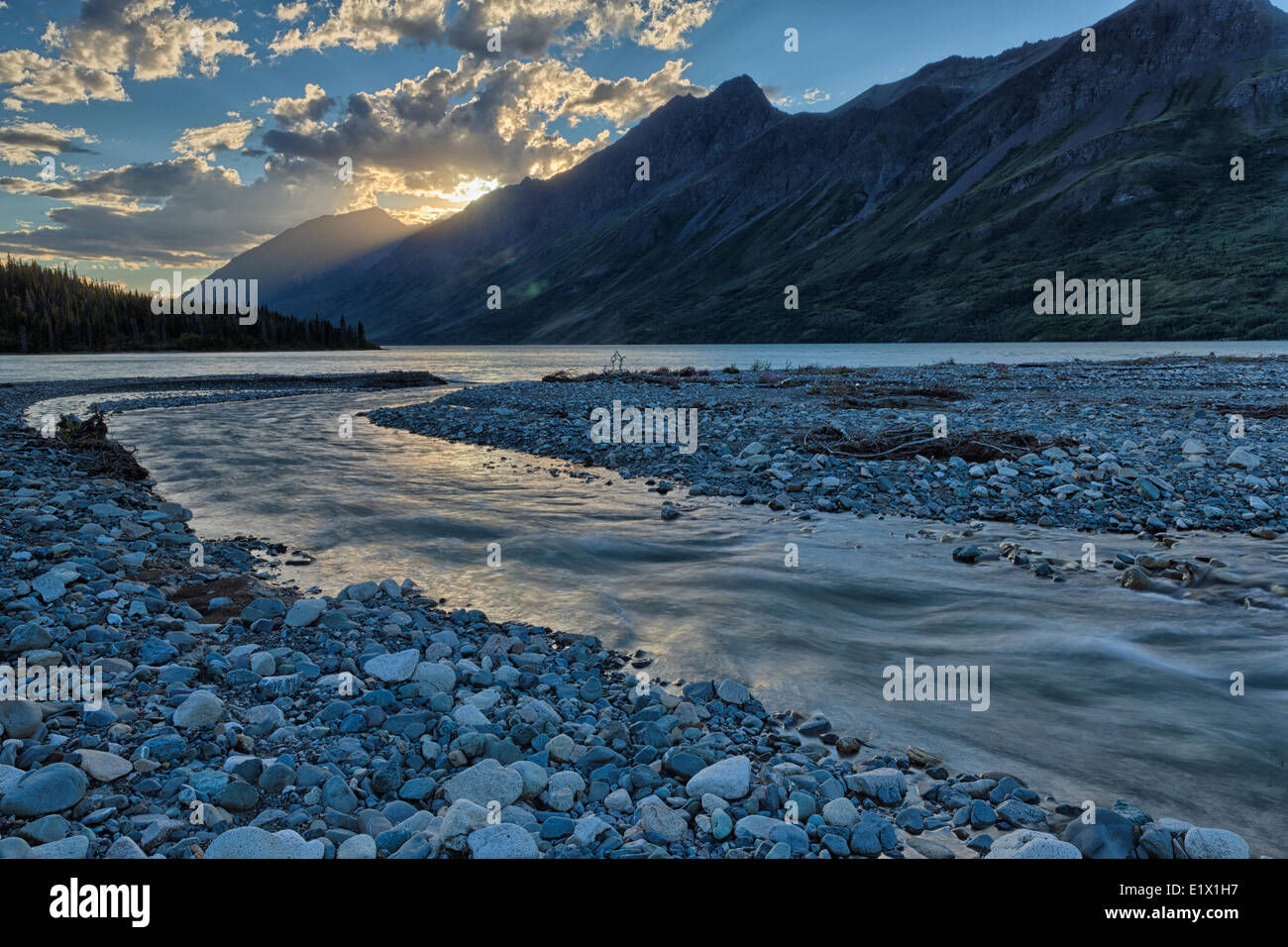 Victoria Creek mündet in Lake Louise, Kluane National Park, Yukon. Stockfoto