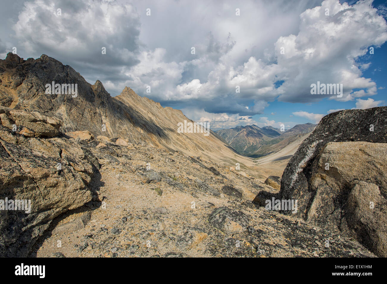 Sturm Wolken über Jones Pass in den Yukon Coast Mountains, in der Nähe von Carcross, Yukon. Stockfoto