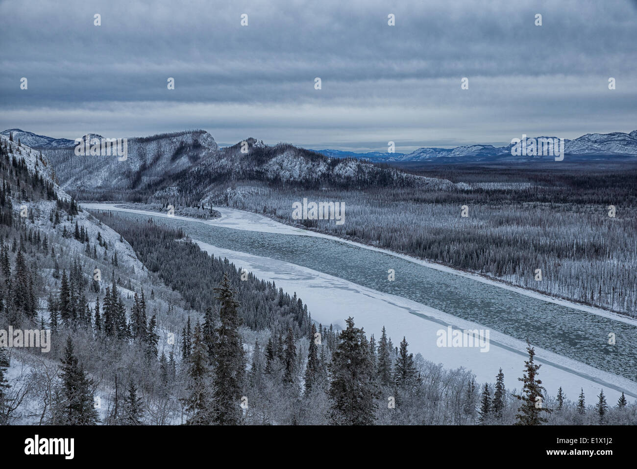 Der Yukon River ist voll von Eisbrocken, wie es treiben von Eagle Rock, in der Nähe von Carmacks, Yukon. Stockfoto