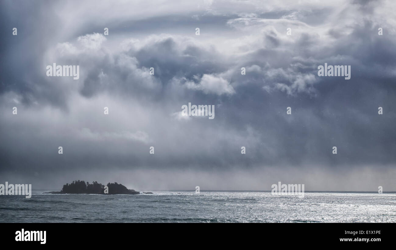 Gewitterwolken über dem Pazifischen Ozean zu brechen, wie gesehen von Florencia Bay Trail, Pacific Rim National Park, Britisch-Kolumbien, Kanada. Stockfoto