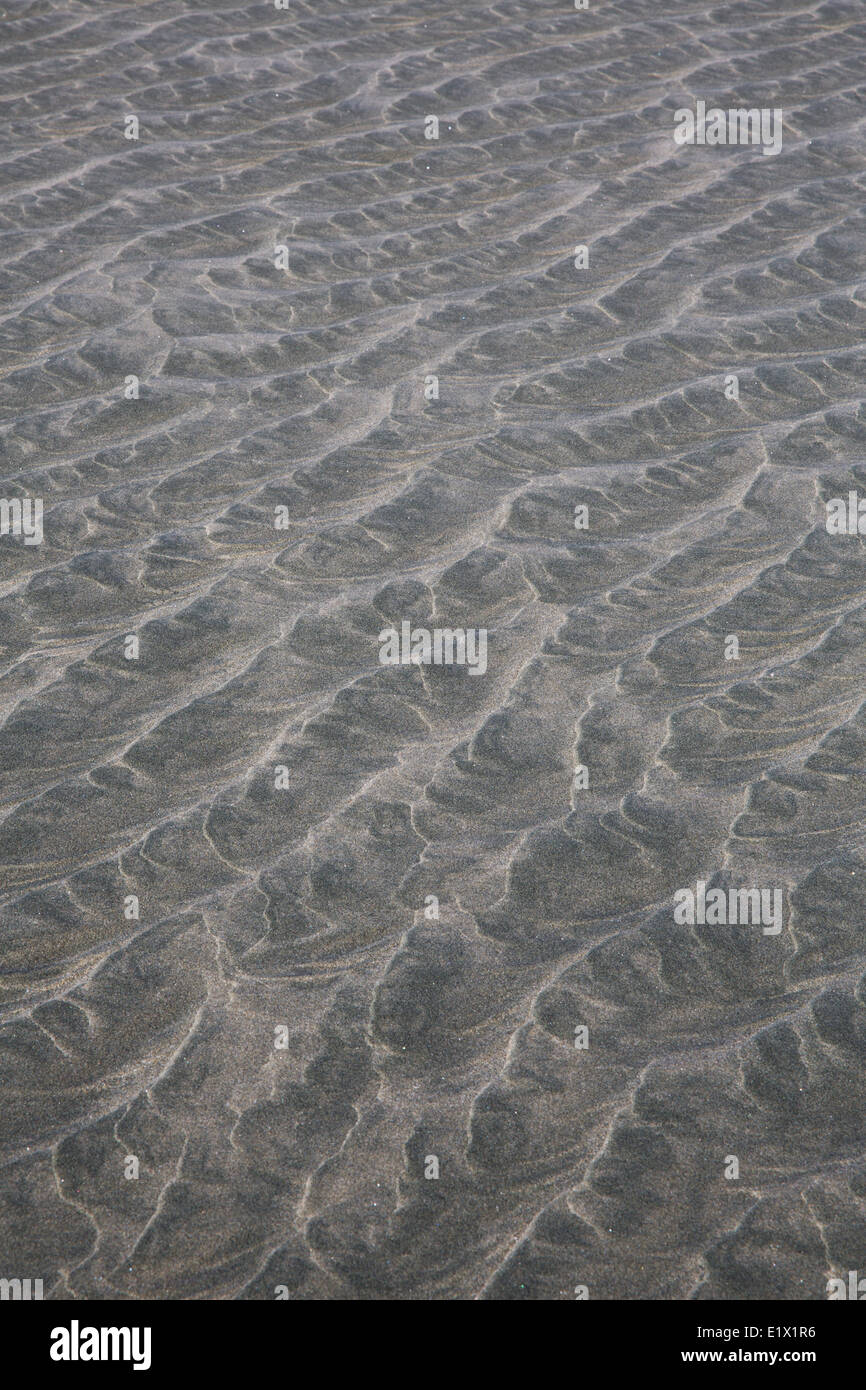 Die zurückweichenden Flut hat interessante Wellen in den Sand am Chesterman Beach, Tofino, Britisch-Kolumbien, Kanada geschaffen. Stockfoto