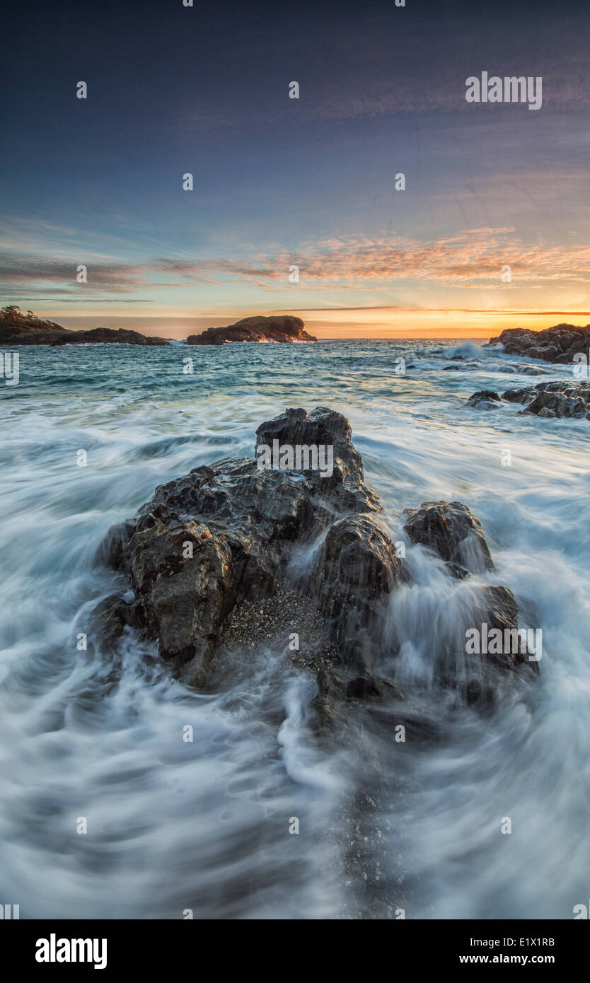 Das Wasser fließt um die Felsen Südstrand Flut Sonnenuntergang Pacific Rim National Park in British Columbia Kanada nähert. Stockfoto