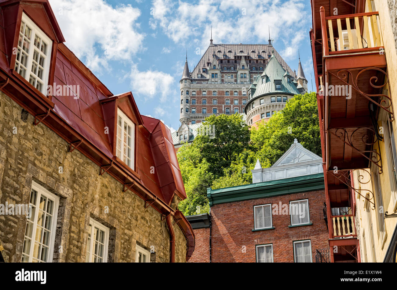 Alten historischen Gebäuden in der Altstadt von Quebec mit Chateau Frontenac im Hintergrund. Quebec, Kanada. Stockfoto