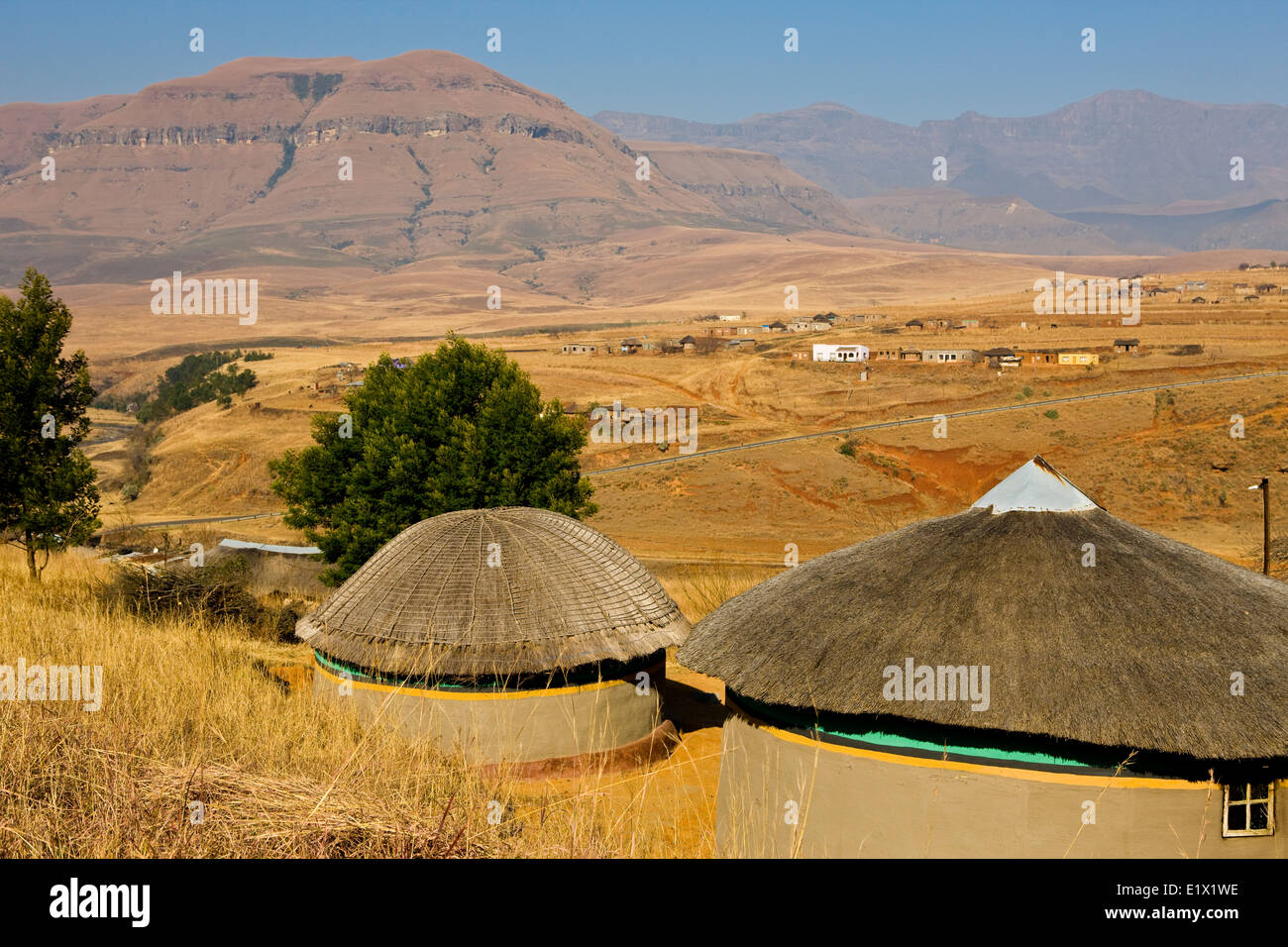 Dorf zwischen Bergville und Cathedral Peak, Drakensberge, Kwazulu-Natal, Südafrika Stockfoto
