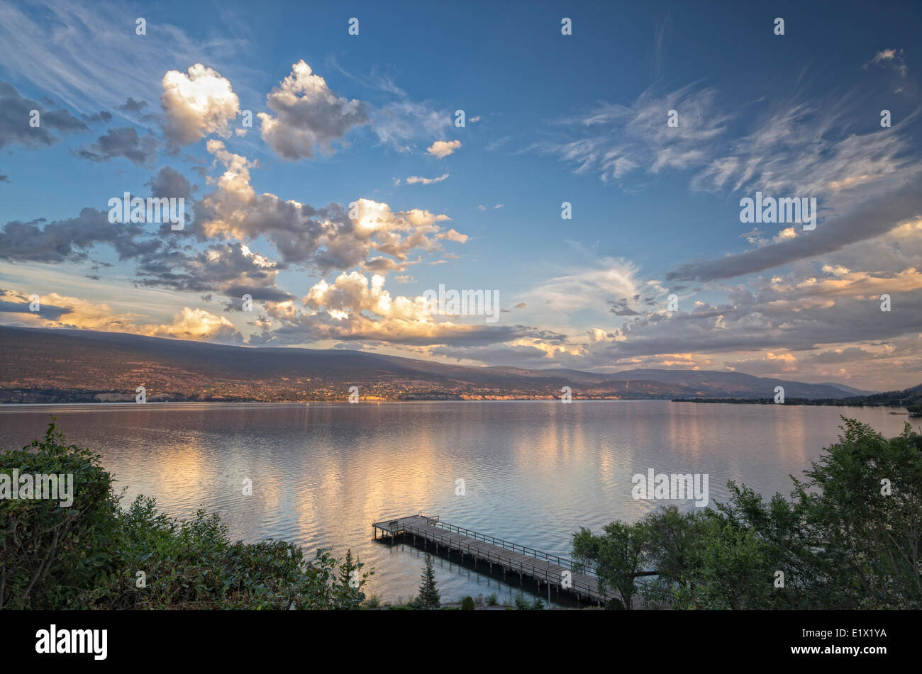 Pier am Okanagan See bei Sonnenuntergang in Summerland, Blick auf Naramata Bank über den See, Okanagan, British Columbia, Kanada Stockfoto