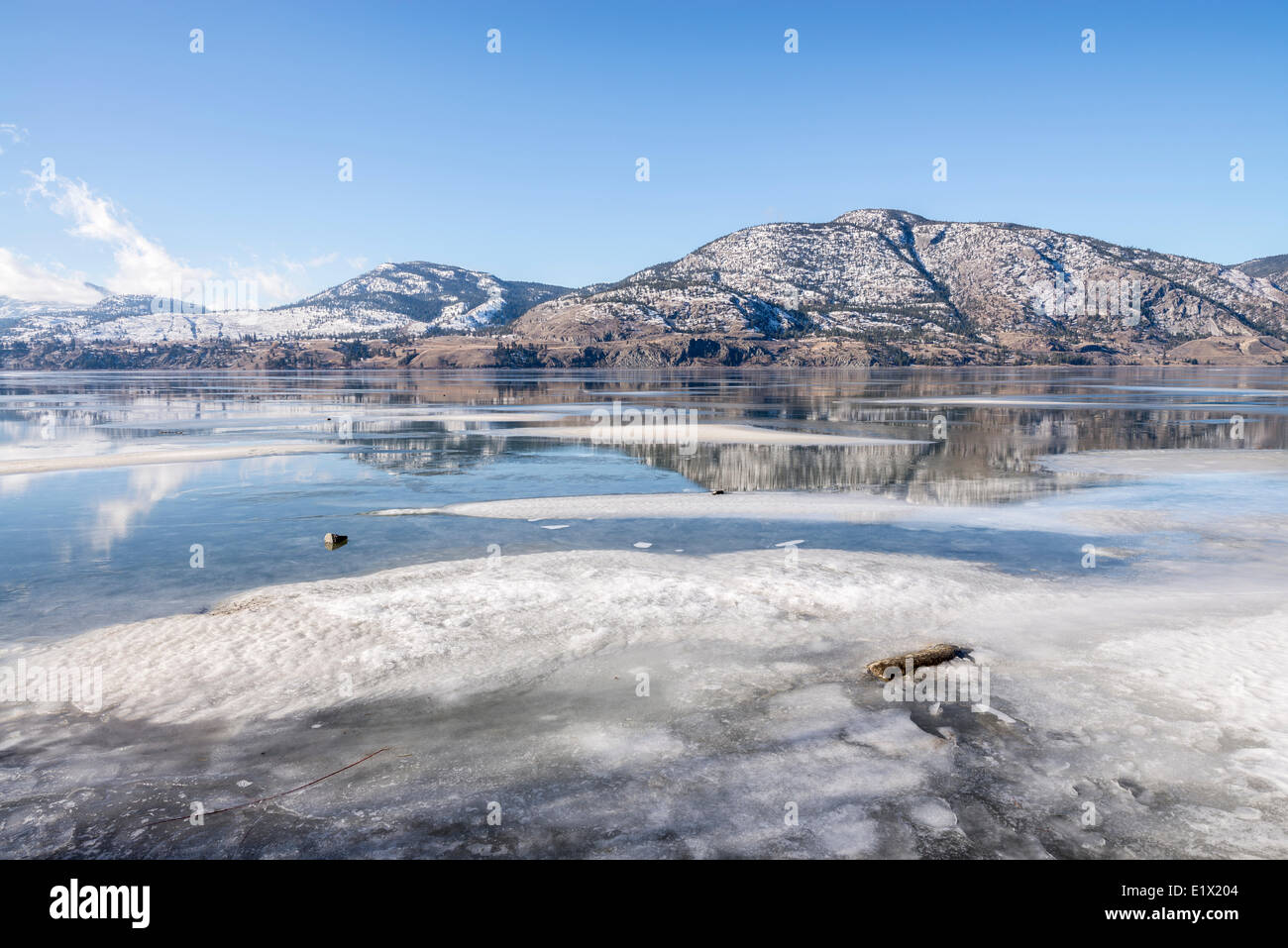 Skaha Lake bedeckt mit Eis im Winter zwischen Penticton und Okanagan Falls, British Columbia, Kanada. Stockfoto