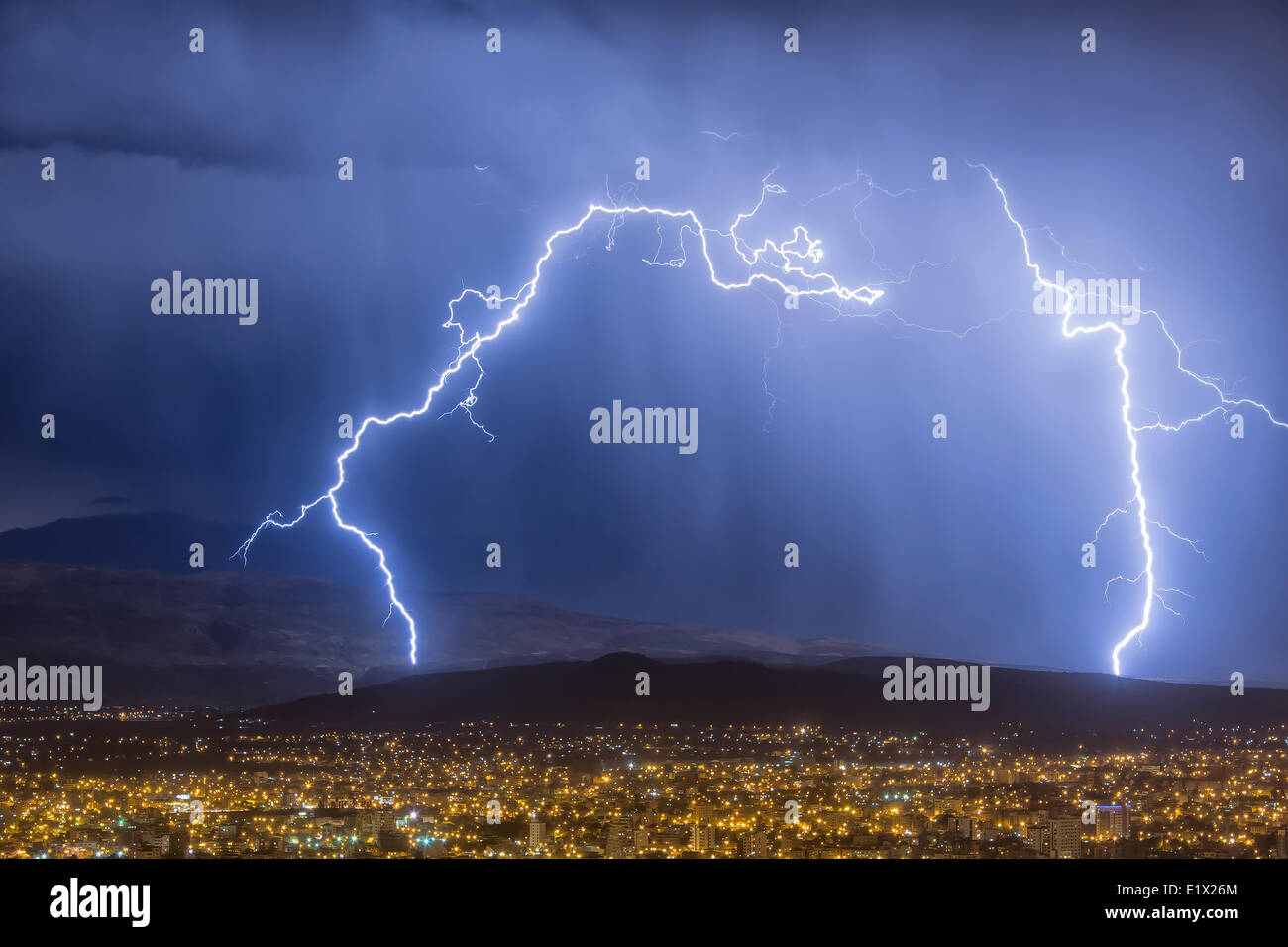 Blitz bei einem Gewitter über der Stadt Cochabamba, Bolivien Stockfoto