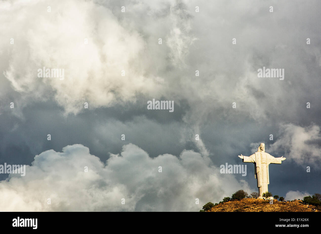 Sturm Wolken hinter der Statue von Christus, auch bekannt als El Cristo in Cochabamba, Bolivien. Stockfoto