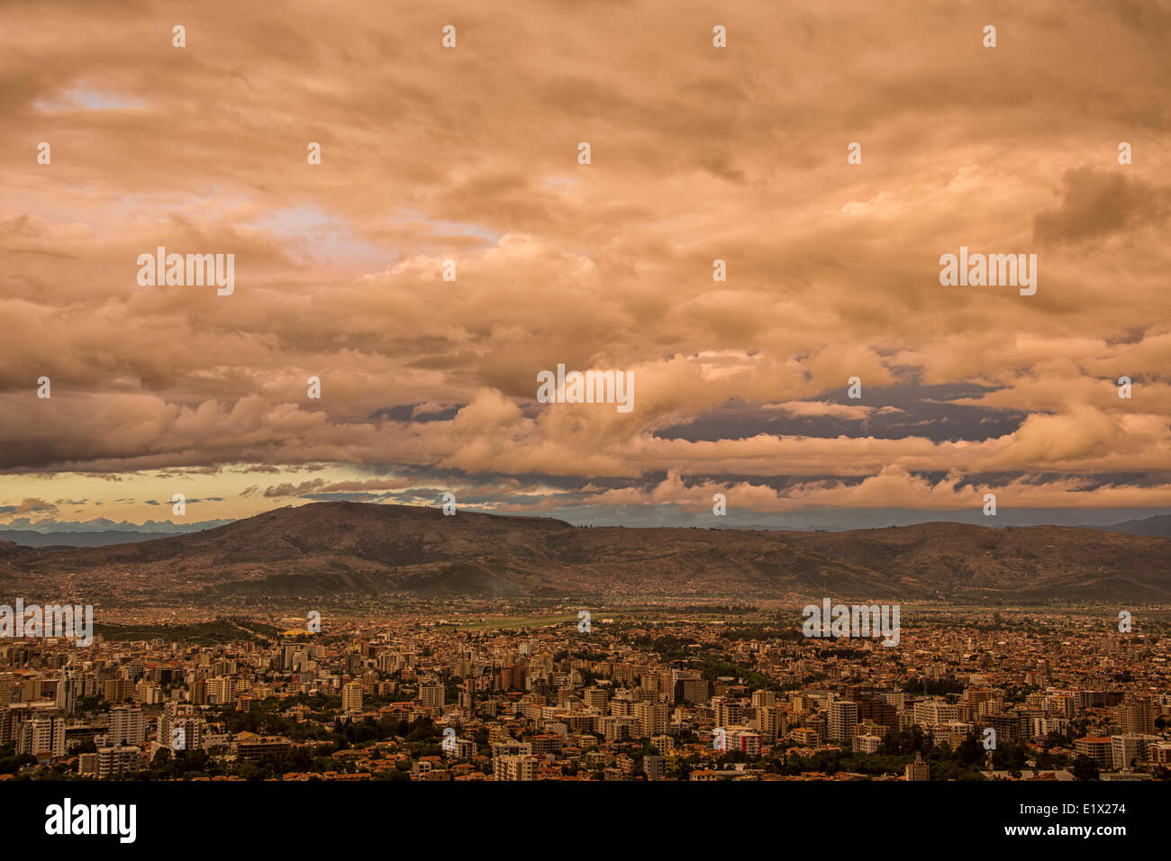 Sunrise macht den Himmel orange über Oberseite von Cochabamba, Bolivien. Stockfoto