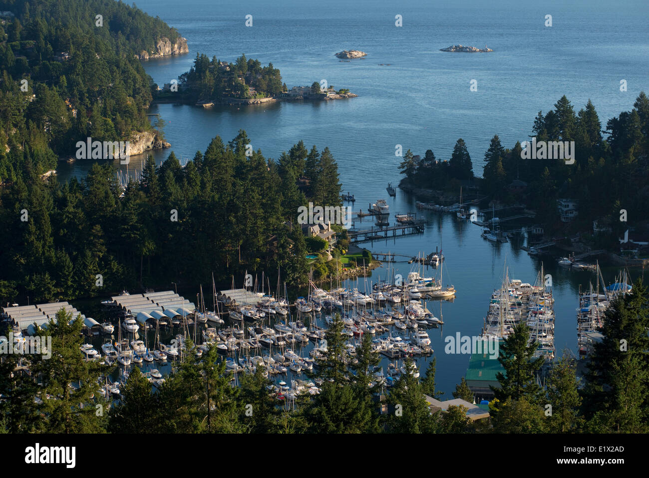 Adler-Hafen-Yacht-Club und Eagle Island, West Vancouver. Vancouver, Küste & Bergregion. British Columbia, Kanada Stockfoto