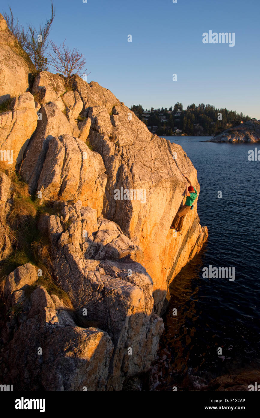 Klettern im Whytecliff Park, West Vancouver, Britisch-Kolumbien, Kanada Stockfoto