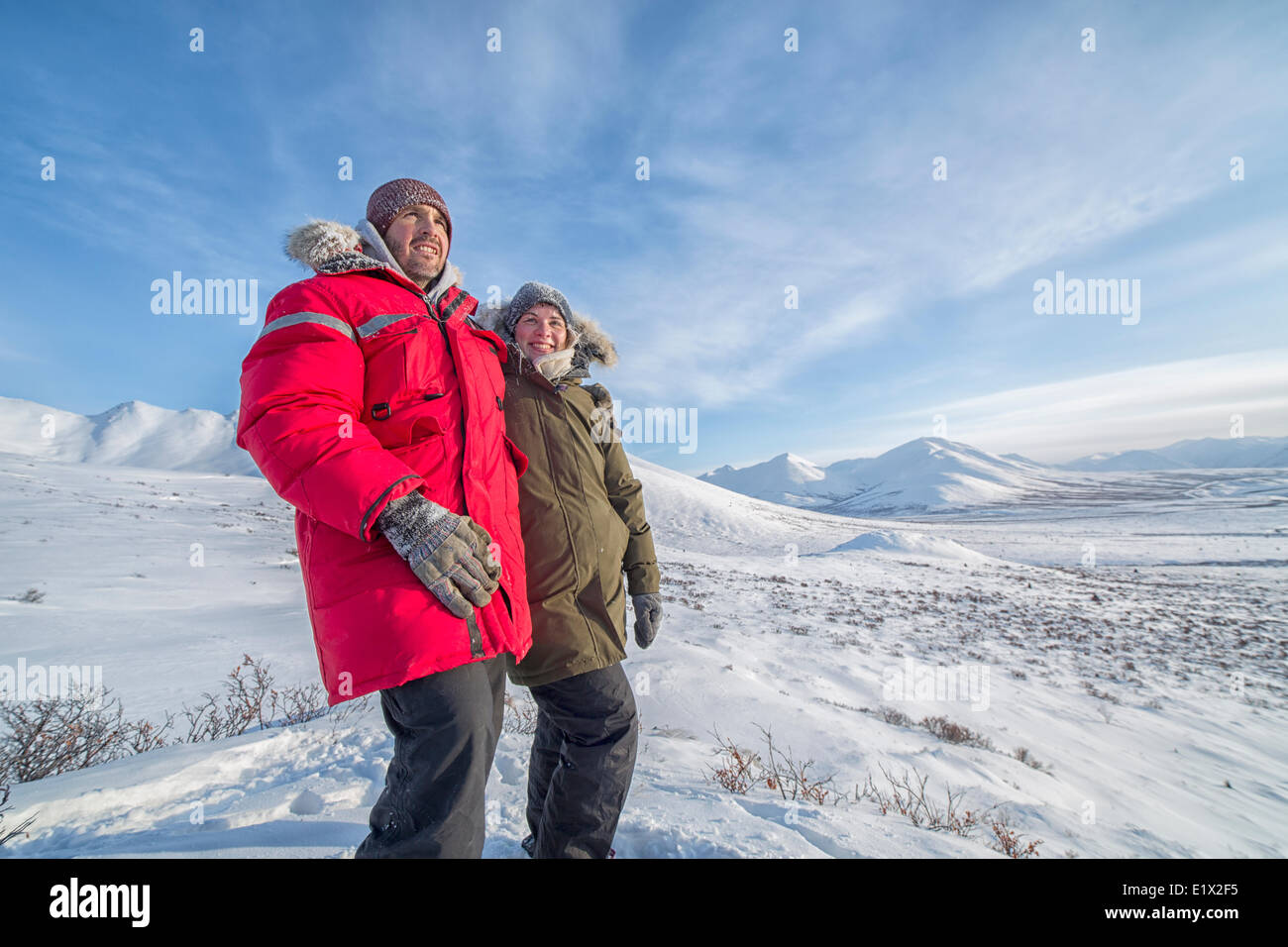 Brautpaar stehend auf einem Hügel entlang der DempsterHighway, Yukon. Stockfoto