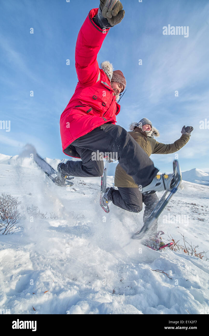 Paar im Schnee während des Tragens Schneeschuhe, nördlichen Yukon springen. Stockfoto