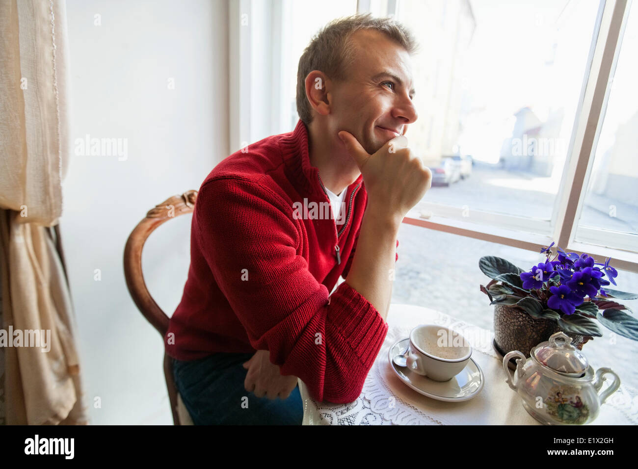 Nachdenklich Mitte erwachsenen Mann sitzt am Tisch im café Stockfoto