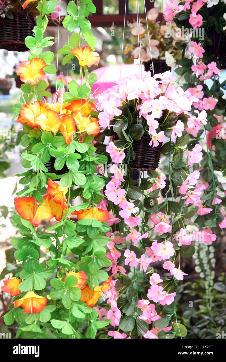 Gelb und Pink künstliche Blumen bunt für den Hintergrund. Stockfoto