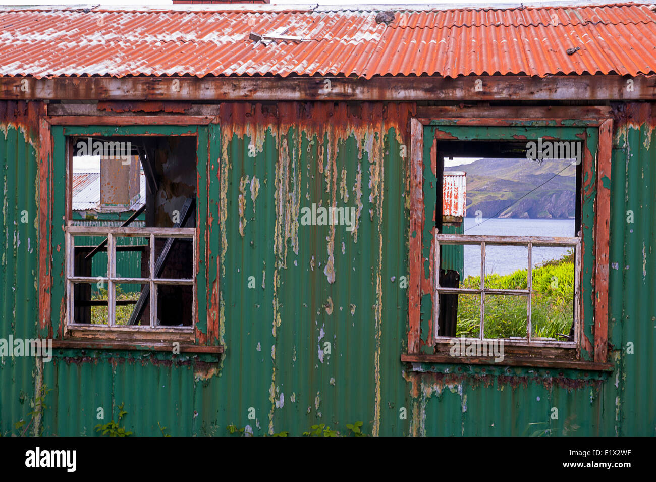 Verlassene Nissen Typ Wellpappe Hütte am Fort Bildung, Linsfort, County Donegal, Irland Stockfoto