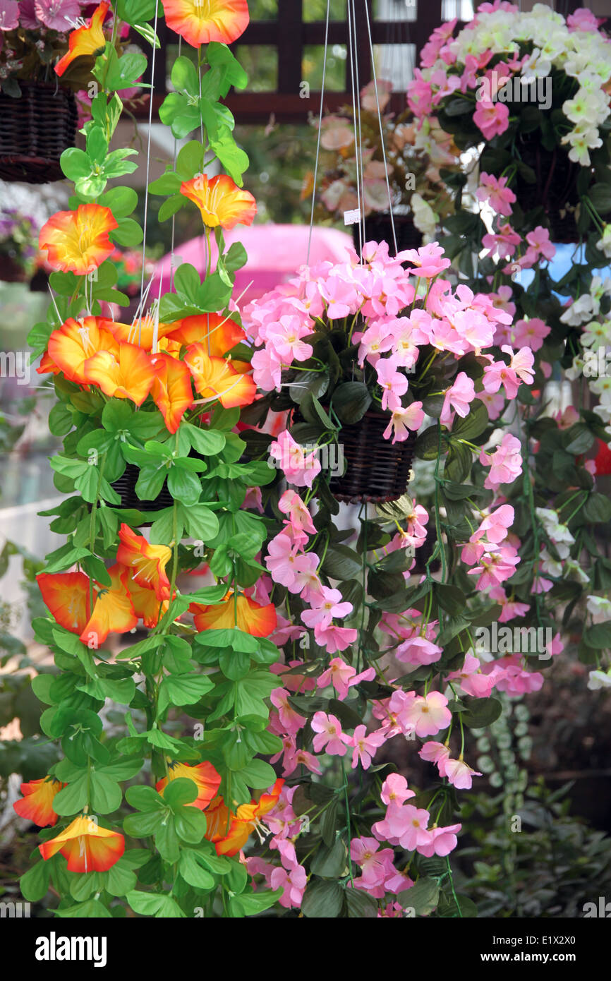 Gelb und Pink künstliche Blumen bunt für den Hintergrund. Stockfoto