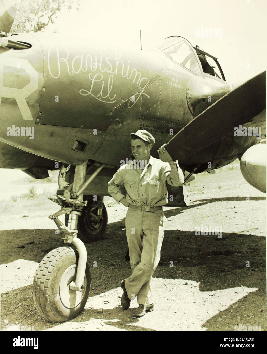 Dieses Foto zeigt Lieutenant Jess Gidley von der 80th Fighter Squadron, bekannt als die „Headhunters“, Teil der 8th Fighter Group während des Zweiten Weltkriegs. Er flog P-40s als Teil der 11th Air Force im Pazifik. Stockfoto