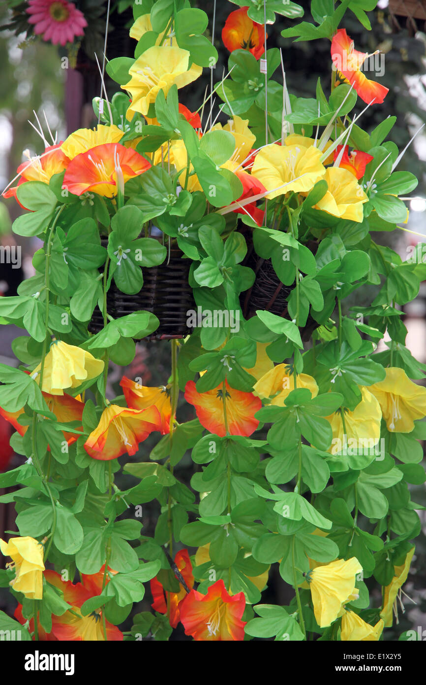 Gelbe und rote künstliche Blumen bunt für den Hintergrund. Stockfoto