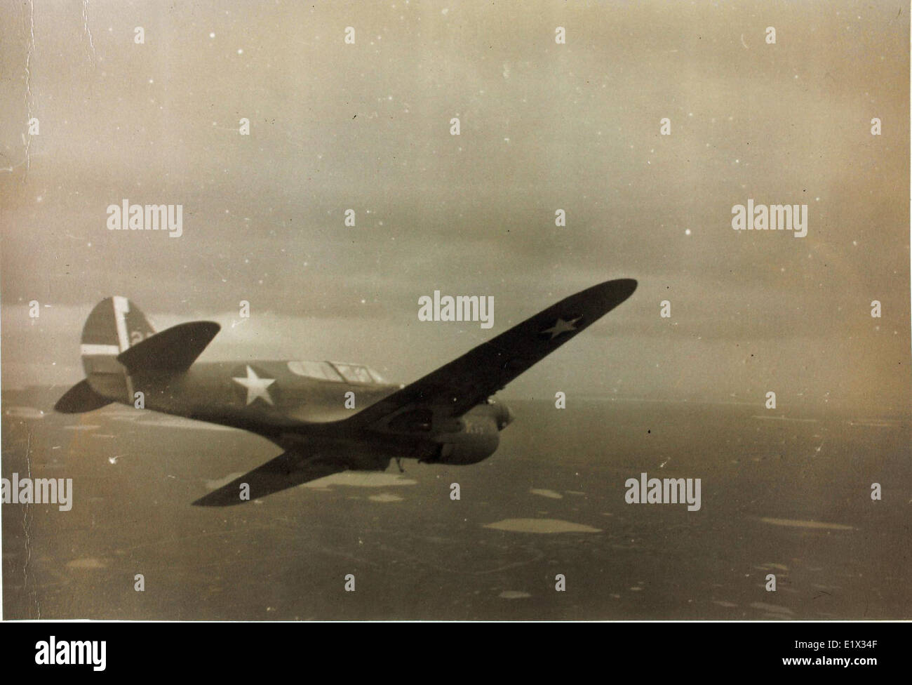 Dieses Bild zeigt P-40 Flugzeuge der 11th Air Force, zu denen die 34th, 37th, 18th und 73rd Bombardment Groups während des Zweiten Weltkriegs (1941–1945) gehörten. Die P-40 spielten eine Schlüsselrolle in verschiedenen Kampagnen und zeigten die Stärke der US-Luftkraft im Pacific Theater. Stockfoto