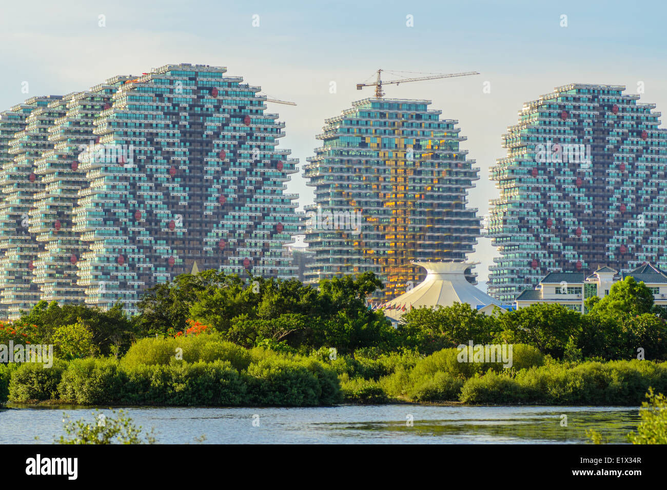 Das große Bäume Herrenhaus, ein Wahrzeichen Gebäude von Sanya City, direkt neben dem schönen Krone und Sanya Fluss, Silberreiher Park. Stockfoto