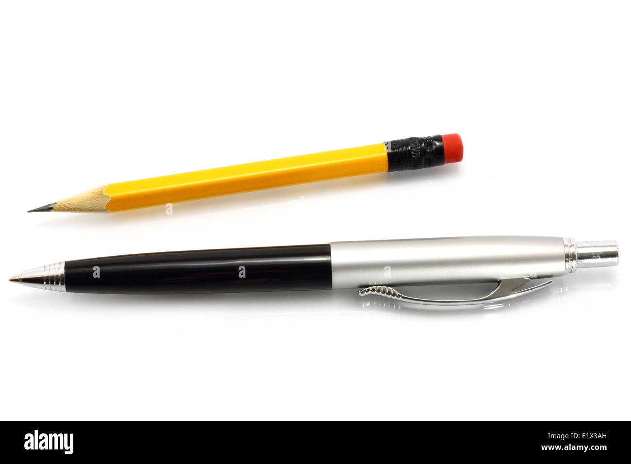 Feder und Bleistift auf weißem Hintergrund Stockfoto