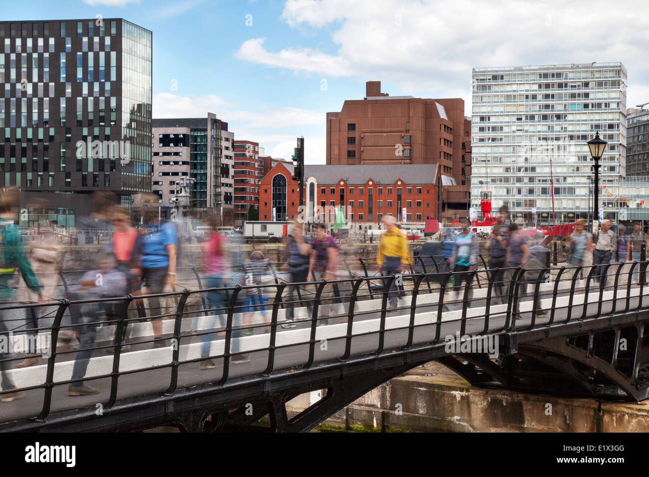 Touristen, die Kreuzung Hartley schwingen Brücke, Albert Dock, Liverpool, Merseyside, Großbritannien Stockfoto