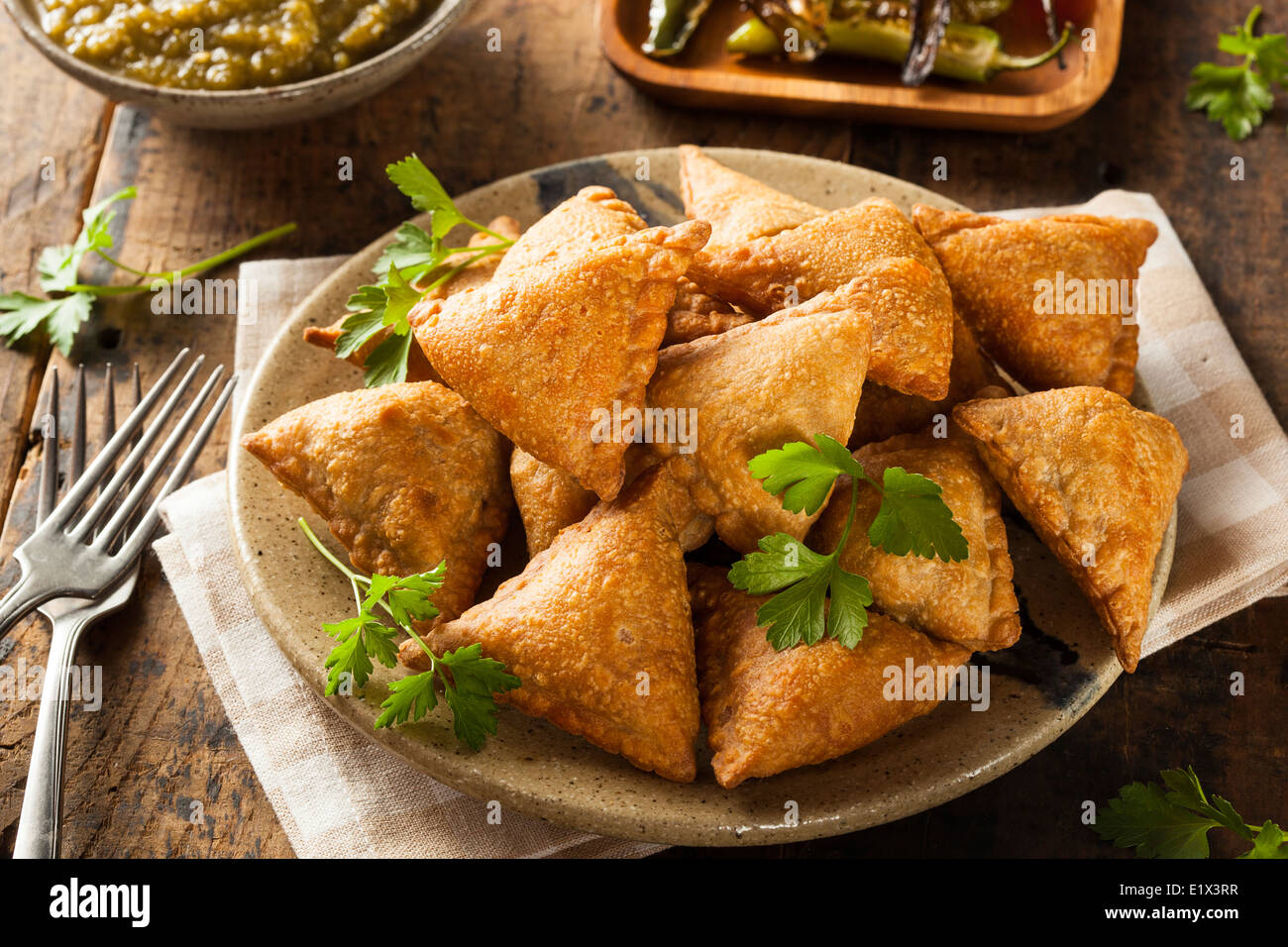 Hausgemachte gebratene indische Samosas mit Minze-Chutney-Sauce Stockfoto