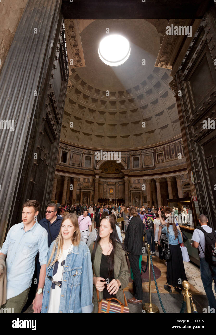 Menschen am Eingang zum Pantheon, Rom Italien Europa Stockfoto