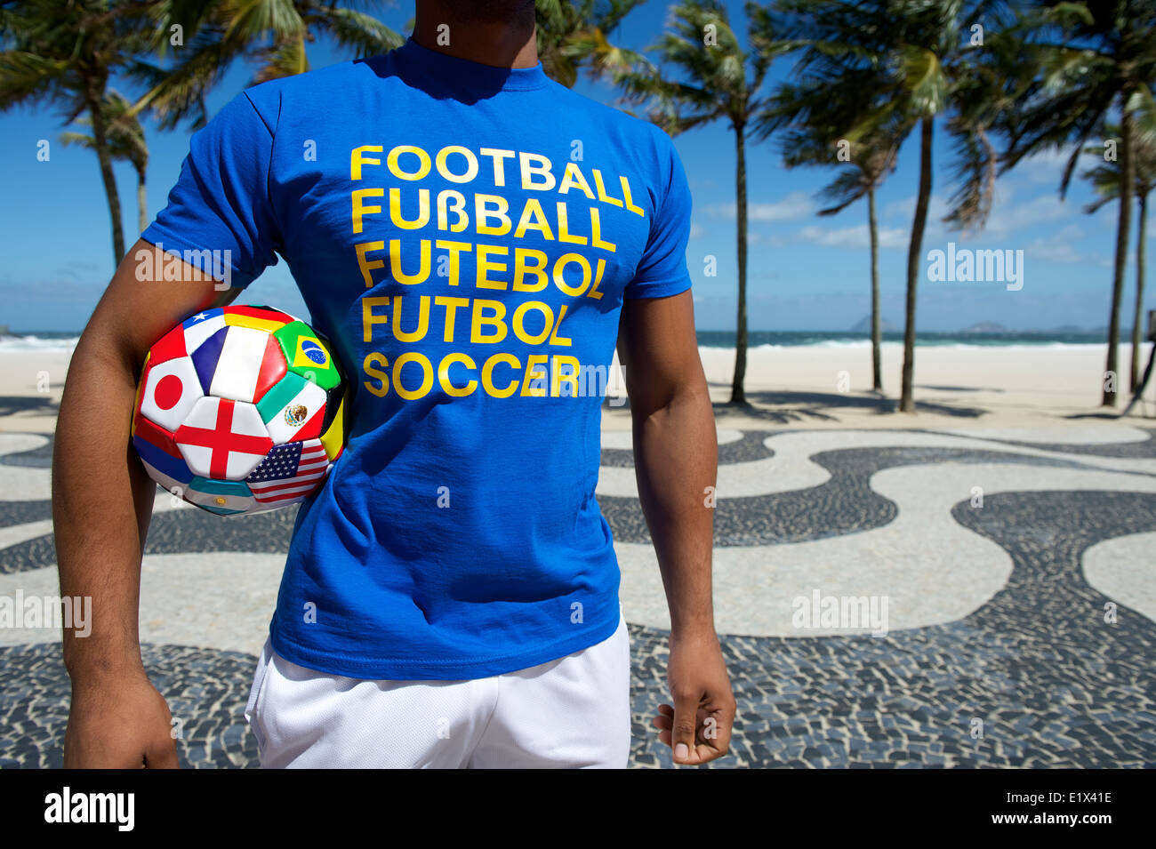 Internationaler Fußball t-Shirt mit Team Flagge Fußball Ball am Copacabana Strand Promenade Rio De Janeiro-Football-Spieler Stockfoto