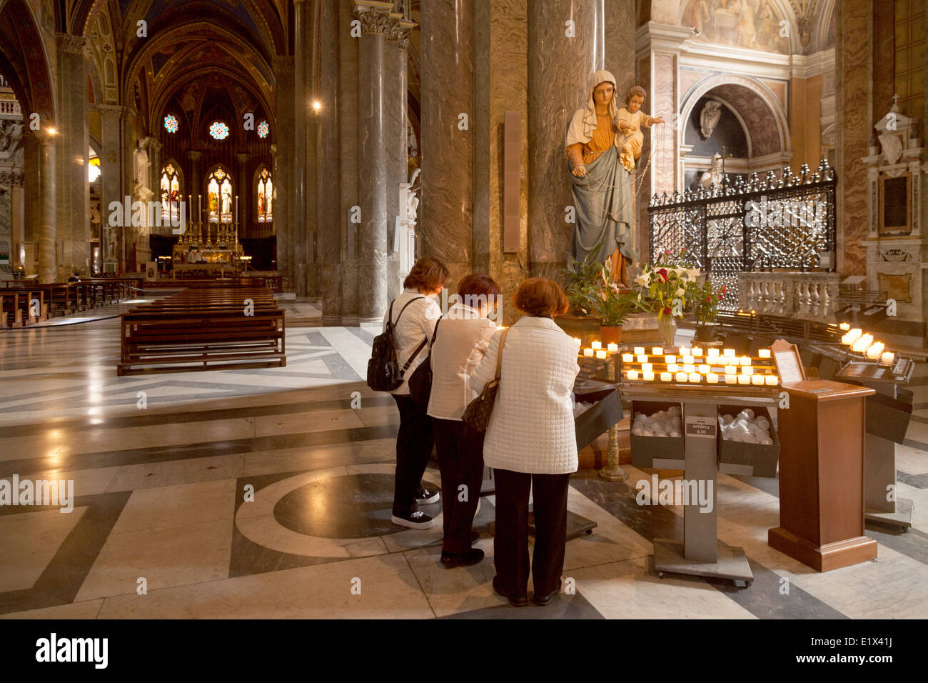 Frauen, die Kerzen in der römisch-katholischen Kirche von Santa Maria Sopra Minerva, Rom, Italien Europa Stockfoto